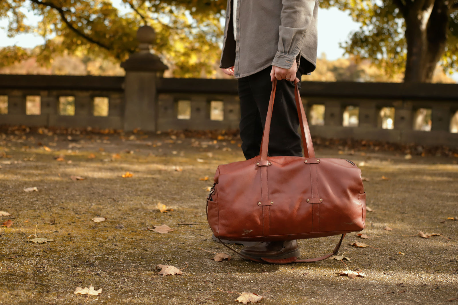 Bayraw natural leather duffel close-up